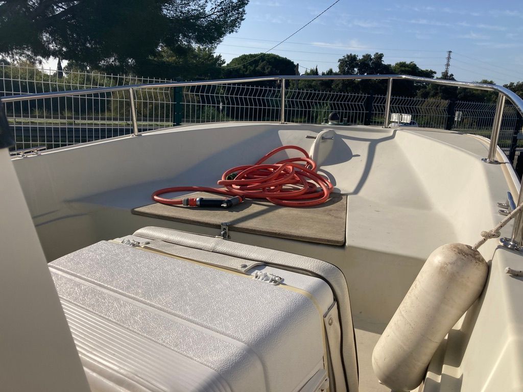 slider 9 Boston Whaler  17 Montauk